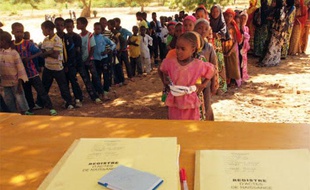 Une audience foraine au Niger, où des magistrats vont dans les villages enregistrer enfants et adultes à l'état civil.