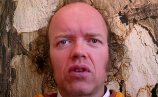 Sylvain Durif, alias le « Christ cosmique », annonce sa candidature à l'élection présidentielle 2017.
