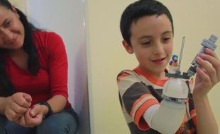Un ingénieur colombien a mis au point une prothèse, destinée aux enfants amputés, dont la main peut être personnalisée grâce à des Lego