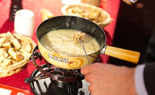Normalement, le pic a fondue sert à tremper son pain dans le fromage.