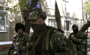 Des militants pro-russes parcourant les rues de Kramatorsk en Ukraine le 3 mai 2014.