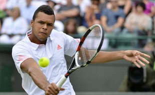Le tennisman français Jo-Wilfried Tsonga, lors de son premier tour à Wimbledon contre Lleyton Hewitt, le 26 juin 2012 .