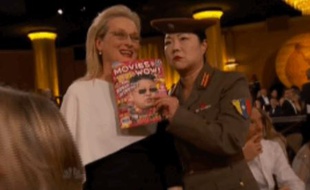 L'actrice Margaret Cho, déguisée en officier nord-coréen, se fait prendre en photo avec Meryl Streep pendant la cérémonie des Golden Globes, le 11 janvier 2015.