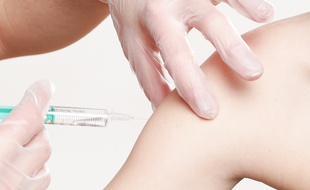 Non, les autorités de santé américaine n'ont pas établi un lien entre un vaccin et l'autisme.