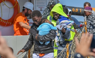 Des migrants arrivent dans le port de Corigliano, en Italie.