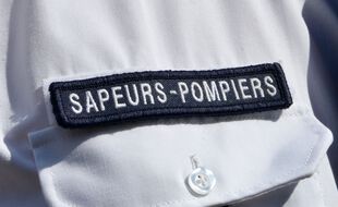 Une chemise de sapeur-pompier. (illustration)