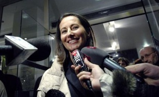 Ségolène Royal affirme vouloir "un jour, fêter ses retrouvailles" avec les Français, laissant entrevoir sa volonté d'être à nouveau candidate à la présidentielle, dans un livre - "Ma plus belle histoire, c'est vous" (Grasset)- où elle éreinte les ténors du PS et se reproche surtout d'avoir "manqué de poigne".
