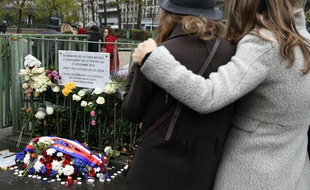 Le 13 novembre 2016, deux jeunes femmes se recueillent devant la plaque commémorative apposée rue de la Fontaine-au-Roi, près du café la Bonne Bière, touché par les attentats du 13-Novembre.