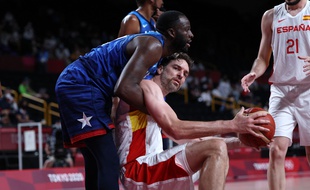 Pau Gasol est à terre : Draymond Green et Team USA sont qualifiés en demi-finale. (Photo Thomas COEX / AFP)