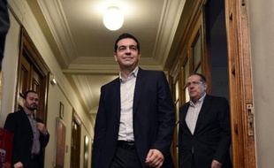 Le Premier ministre Alexis Tsipras (c) le 28 janvier 2015 à Athènes