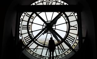 Horloge avec vue sur Seine du musée d'Orsay, à Paris