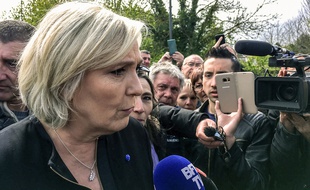 Marine le Pen, en visite surprise à l'usine Whirlpool d'Amiens, mercredi 26 avril.