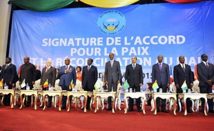 Le gouvernement malien, des mouvements armés et la médiation internationale signent à Bamako l'accord de paix conclu à Alger le 15 mai 2015