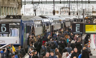 Le premier jour des grèves des cheminots du mois d'avril 2018, une foule compacte et dense se masse sur les quais de la gare de Lyon à Paris.