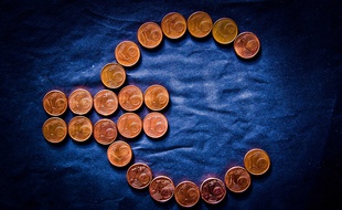 Des pièces d'un centime d'euro.