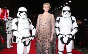 L'actrice Gwendoline Christie entourée de Stormtroopers
