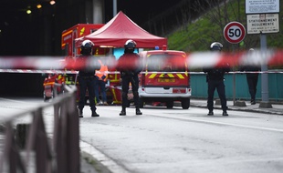 Forces de l'ordre et pompiers sur place à Villejuif, après une attaque au couteau, le 3 janvier 2020.