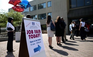 Les nouvelles inscriptions au chômage ont poursuivi leur baisse aux Etats-Unis la semaine dernière pour atteindre leur plus faible niveau depuis plus de cinq ans, selon des chiffres publiés jeudi à Washington par le département du Travail.