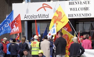 Les ArcelorMittal de Florange (Moselle), qui occupent depuis lundi les locaux de la direction de l'usine, ont tenté mardi de définir une stratégie au long cours tout en recevant, avec circonspection, les soutiens politiques y compris celui de Nicolas Sarkozy.