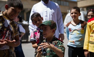 En Syrie, plongée dans les violences depuis près d'un an et demi, les morts n'auront pas de fleurs sur leur tombe et les enfants pas de douceurs dans leurs poches cette année pour l'Aïd al-Fitr, la fête marquant la fin du jeûne du Ramadan.