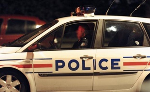 Un gitan de 20 ans, dont le crâne a été transpercé par un crochet lors d'une rixe avec d'autres jeunes sur le parking d'une discothèque de Lattes (Hérault), est hospitalisé dans un coma profond depuis samedi matin, a-t-on appris dimanche de source policière.