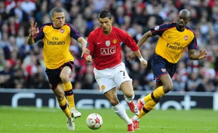 Cristiano Ronaldo (en rouge) au milieu de Gibbs et Diaby, lors de Manchester UNited Arsenal en Ligue des champions, le 28 avril 2009.