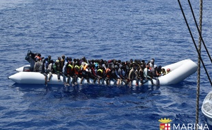 Photo fournie par la Marine italienne montrant une opération de sauvetage de migrants en Méditarranée au large des côtes libyennes, le 23 juin 2016