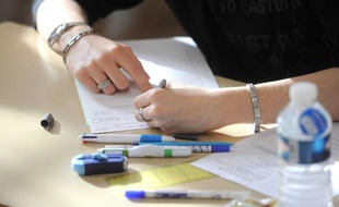 Un élève lors de l'épreuve du baccalauréat de philosophie, en juin 2012, à Nancy.