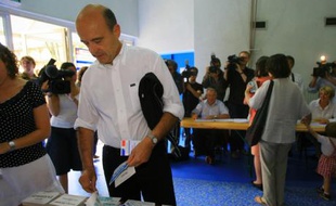 Alain Juppé vote pour les les élections législatives, le 10 juin 2007