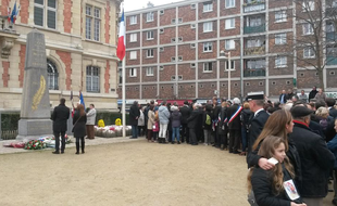 Des élus EELV tournent le dos aux élus FN lors d'un dépôt de gerbe le 11 novembre à Arcueil.