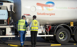 TotalEnergies a profité à plein de la remontée des cours des hydrocarbures, en particulier de la flambée historique du gaz qui alimente une crise énergétique en Europe, multipliant son bénéfice net par 23 au troisième trimestre 2021.