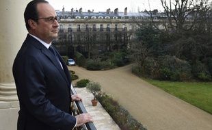 François Hollande pose sur le balcon de son bureau à l'Elysée, le 24 février 2015.