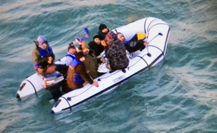 Illustration d'une opération de sauvetage en mer de migrants.