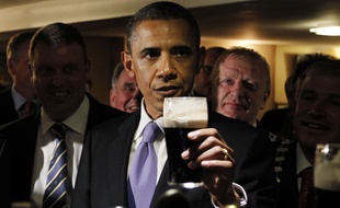 Dès 2016, la Guinness, célèbre bière brune irlandaise (ici dégustée par le président américain Barack Obama) sera