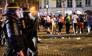 Les forces de police sont nombreuses sur les Champs-Elysées pour gérer les débordements après la victoire de la France en finale de la Coupe du monde.