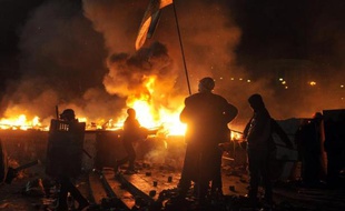 Heurts entre manifestants et policiers antiémeutes, place de l'Indépendance, le 18 février 2014 à Kiev