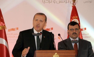 Le Premier ministre turc Recep Tayyip Erdogan, en déplacement jeudi à Tunis, a refusé de céder aux manifestants dans son pays et accusé une organisation terroriste ainsi que sept étrangers, arrêtés, de participer aux troubles.
