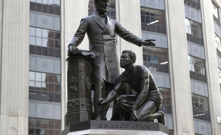 La statue représentant Abraham Lincoln avec un esclave émancipé à ses pieds, à Boston.
