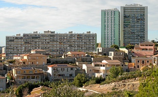 A cause du prix bas du foncier, des résidences fermées avec villas poussent en bas des immeubles de la Solidarité.