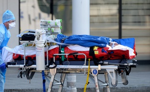 Un malade du Covid-19 transféré au CHU d'Angers, le 26 mars 2020.