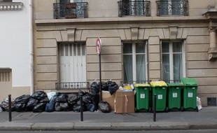Des poubelles dans une rue de Paris. (Illustration)