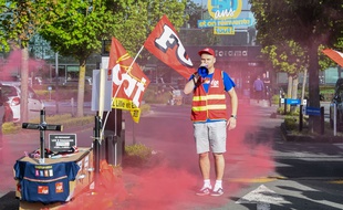 Un syndicaliste de Castorama lors d'une manifestation, le 24 avril 2019, devant le siège social de Templemars, dans le Nord.