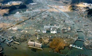 La ville de Minamisanriku, dans le nord du Japon, submergée par les flots après le tsunami qui s'est abattu sur la région, le 12 mars 2011.