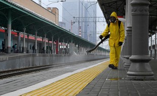 Les quais d'une gare en train d'être désinfectée à Moscou.