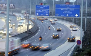 Jimmy Hornec, cousin de "parrains" présumés du milieu parisien, a été condamné mardi à cinq ans de prison ferme par le tribunal correctionnel d'Amiens pour vol et tentative de vol avec violences de voitures sur l'autoroute, dont celle de l'humoriste Dany Boon en 2002.