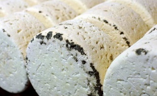 Les analyses du roquefort produit par Gabriel Coulet SA dans l'Aveyron, dont des lots ont été retirés de la vente le 13 juillet après détection de la bactérie Escherichia Coli chez un commerçant, n'ont pas révélé d'autre cas, a annoncé vendredi un responsable de l'entreprise.
