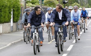 L'ancien Premier ministre, François Fillon, a participé dimanche à une randonnée cycliste dans le Val-d'Oise pour soutenir le député UMP sortant de la 7ème circonscription, Jérôme Chartier, candidat aux législatives