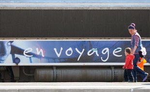 Une femme et son enfant prennent un train de la SNCF en 2010 à Toulouse.