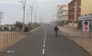 Confinement le 12 novembre 2020 sur le front de mer à Lacanau (Gironde)