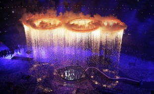 La cérémonie de clôture des jeux Olympiques doit offrir dimanche (20h00 GMT) un feu d'artifice d'artistes britanniques, avec la participation confirmée des Monty Python et des Spice Girls, mais en l'absence de la reine, en vacances à Balmoral en Ecosse.